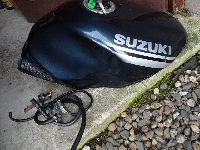 kúpim nádrž na suzuki gs500f