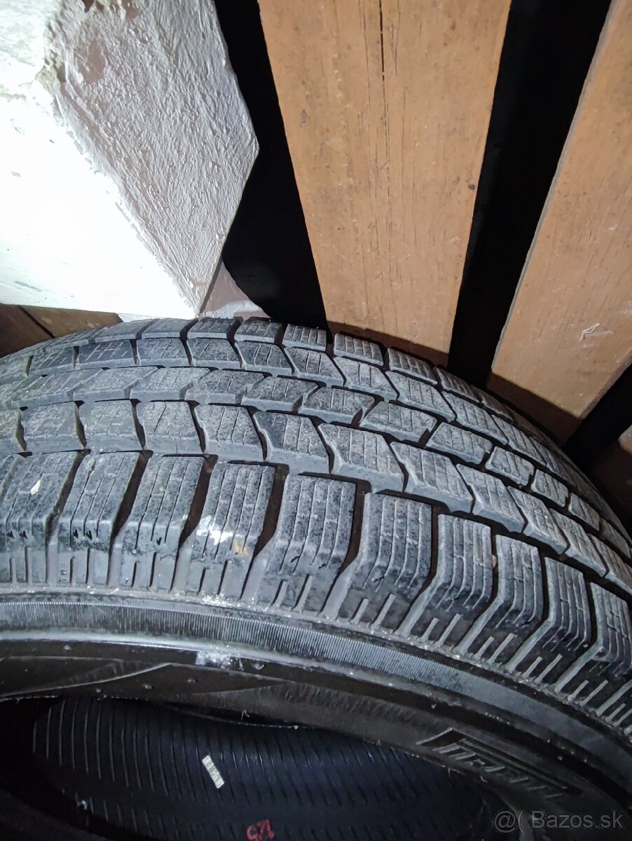 215 70 R16 Pirelli Skorpion zimné