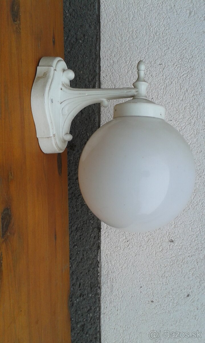 Predám extriérovú lampu.