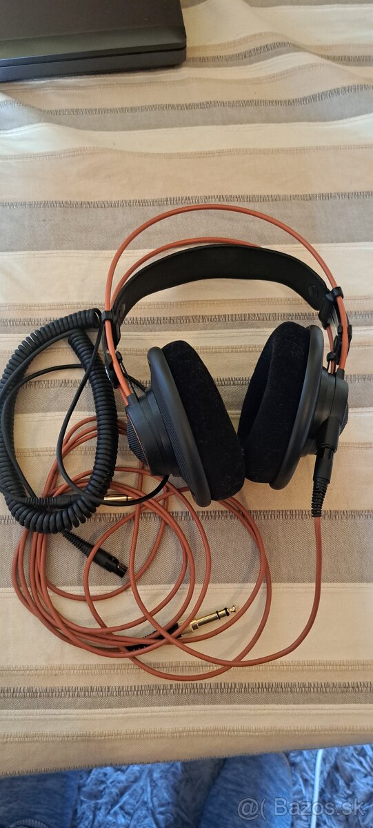 AKG K712