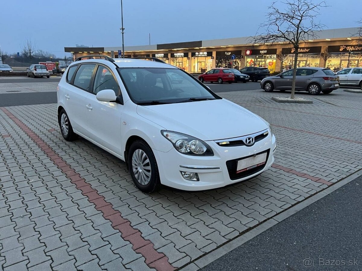 Hyundai i30 CW 1.6i 92 kw digi klima koupeno v ČR