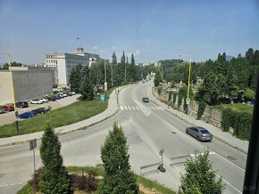 Na  predaj kancelária v centre mesta s dvomi garážovými mies - 10