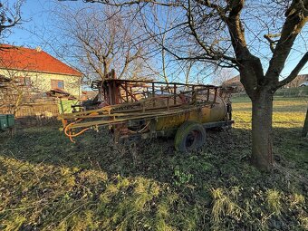 Poľnohospodárske stroje, vlečky, motory, kolesá, peneumatiky - 10