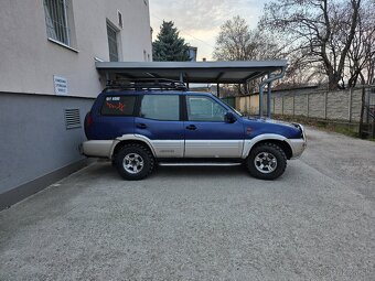 Nissan Terrano 2.4 - 10