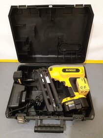 Klincovačka Dewalt+2x akú bateria - 10