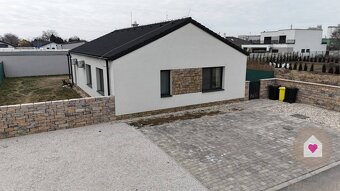 Krásny 4 izbový RD bungalov 92,26 m2 na pozemku 495 m2, Sene - 10