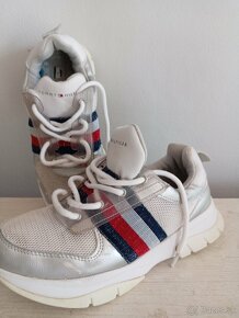 Moon Boot, Converse, Tommy Hilfiger - 10