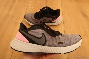 Dámske tenisky NIKE REVOLUTION 5 - č. 40 (26,2 cm) - 10