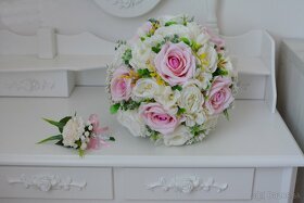 Svadobná kytica bielo-ružová s pierkom pre ženícha - 10