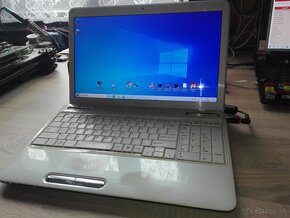 Toshiba i3 4 x 2,1. 15,6" LED. SSD 128 GB. 4 GB. - 10