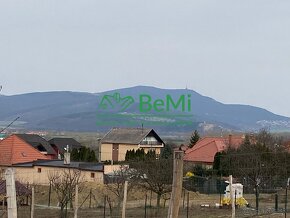 Pozemok (1 387 m2)  Zbehy stavebné povolenie + projekt , pod - 10