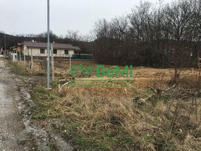 Pozemok Štitáre  (800 m2) ,v slepej uličke pod lesom,všetky  - 10