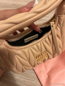 Miu Miu Wander matelassé nappa hobo bag - béžová (MM1) - 10