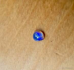 0,65 ct, "čierny" opál - kabošon, fialovo modrá, Austrália - 10