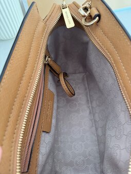 Michael Kors kožená crossbody kabelka - 10