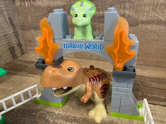 Predám Lego DUPLO 10939 Jurassic World-T-rex a Triceratops - 10