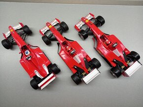 3x F1 FERRARI F2001 a F399 SCHUMACHER HOTWHEELS 1:18 - 10