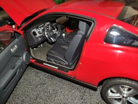 prodám model 1:18 FORD MUSTANG GT 2010 AUTOart - 10