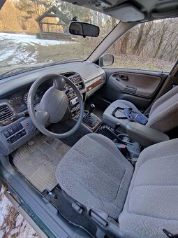 Suzuki Grand Vitara 2.5 V6 - 10