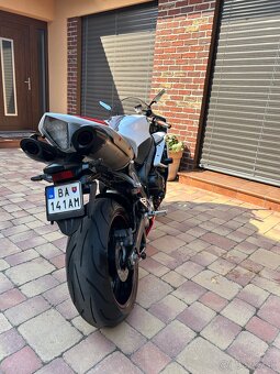 Yamaha r1 - 10