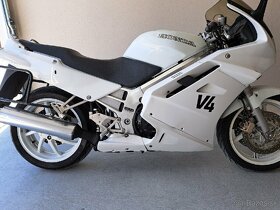 Honda VFR 750F  RC36 - 10