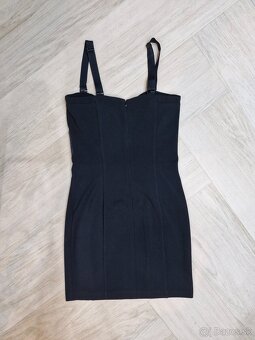 Guess cierne bandazovane bodycon saty na ramienka - 10