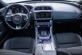 Jaguar XE 2.0 I4P R-Sport AT - 10