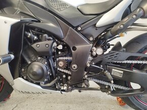 Yamaha R1 rn22 - 10