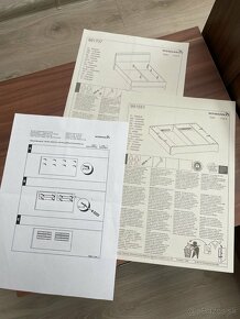 Posteľ so zásuvkami a nočnými stolíkmi + skrinka - 10