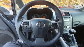 Predám TOYOTA AURIS 1.6 VVT-i benzín r.2011 - 10