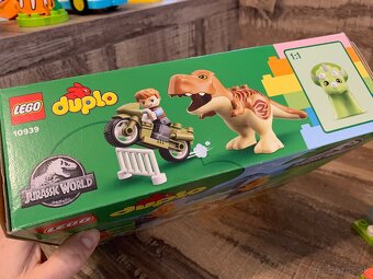 Predám Lego DUPLO 10939 Jurassic World-T-rex a Triceratops - 10