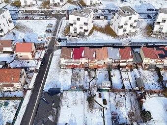 Domček v radovej zástavbe s 2 garážou aj záhradkou v… - 10