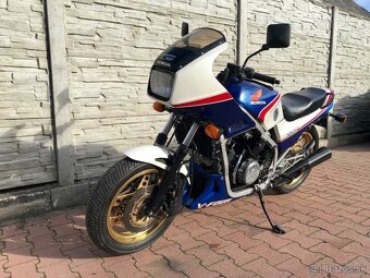 HONDA VF750F - 10