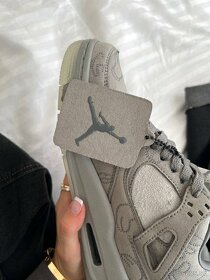 Air Jordan 4 Retro Grey "KAWS" PREMIUM - 10