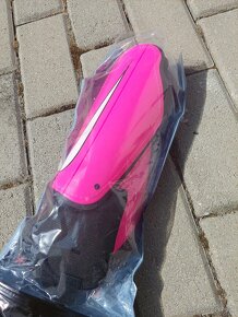 Nike Charge 2.0 Shin guards - futbalové chrániče (nové) - 10