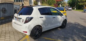 Toyota yaris 1.3 biela - 10