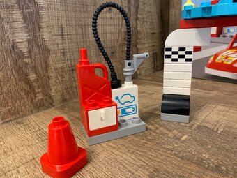 Predám Lego DUPLO 10947 - Pretekárske autá - Race Cars - 10