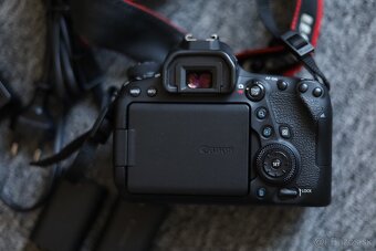 Canon EOS 6D Mark II - 10