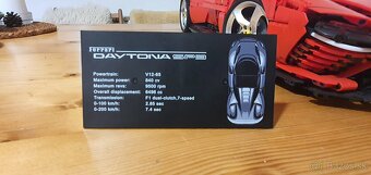 Ferarri daytona sp3, land rover defender, formula 1 mclaren - 10