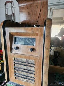 KRASNY RETRO STAROZITNY KUSOK GRAMOFON NA PLATNE s RADIOM - 10