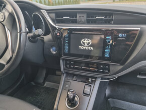 Toyota Auris hybrid - 10