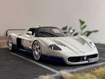 1:18 2005 MASERATI MC12 (V12) - Hotwheels - 10