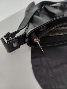 Dámska čierna crossbody kabelka - 10