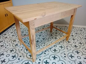 Starý smrkový stůl po renovaci - 10