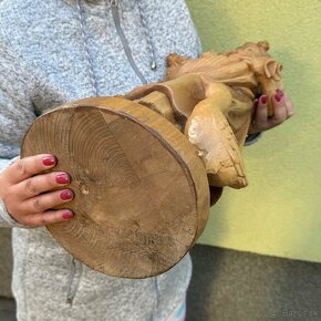 Velká krásná dřevěná socha vesnická dívka s růžemi a husou - 10