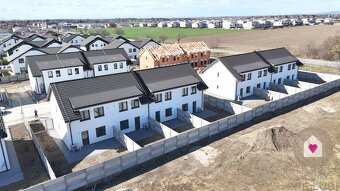 SKOLAUDOVANÝ 4-IZBOVÝ DOM S TEPEL. ČERPADLOM a ROHOVÝM POZEM - 10