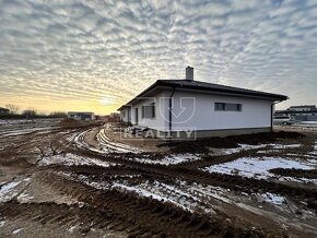 SLNEČNÝ 4 IZBOVÝ BUNGALOV S GARÁŽOU, TERASOU A POZEMKOM... - 10