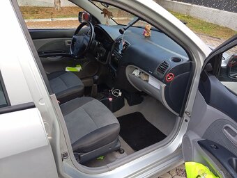 Kia Picanto 1.1 benzín 48kw rok 2004 - 10