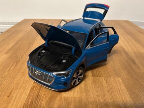 POŠKODENÁ Audi E-tron 1:18 Norev - 10