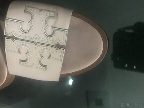 TORY BURCH originál pudrove kožené slapky 37 - 10